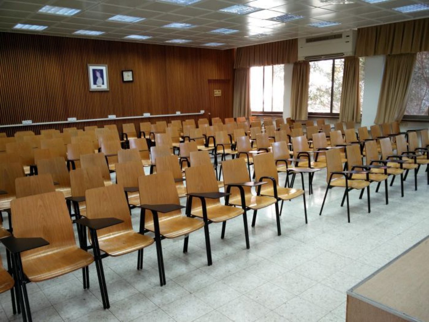אוניברסיטת תל-אביב - טרובוביץ - משפטים - חדר 101 - תמונה 2