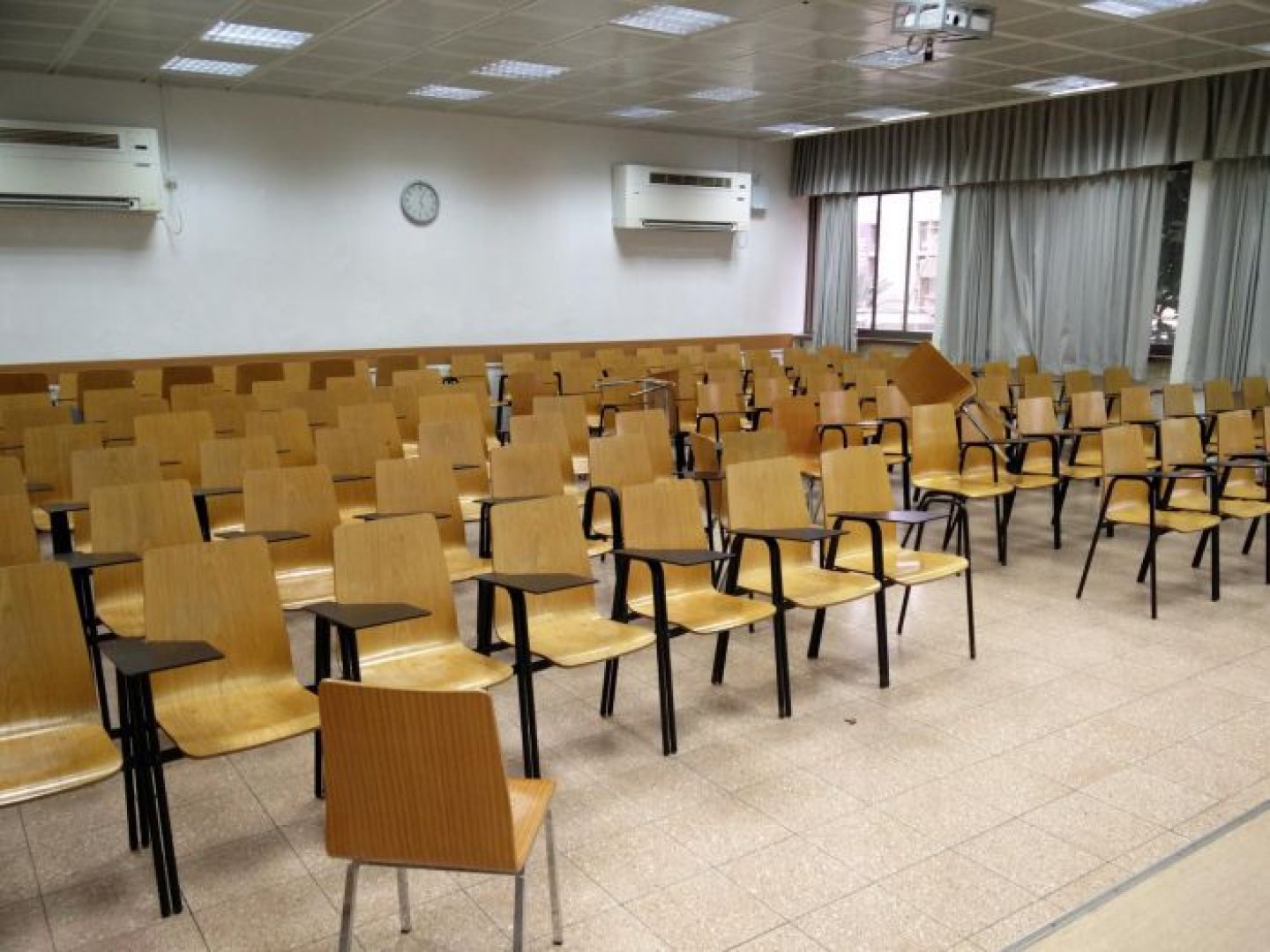 אוניברסיטת תל-אביב - טרובוביץ - משפטים - חדר 102 - תמונה 3