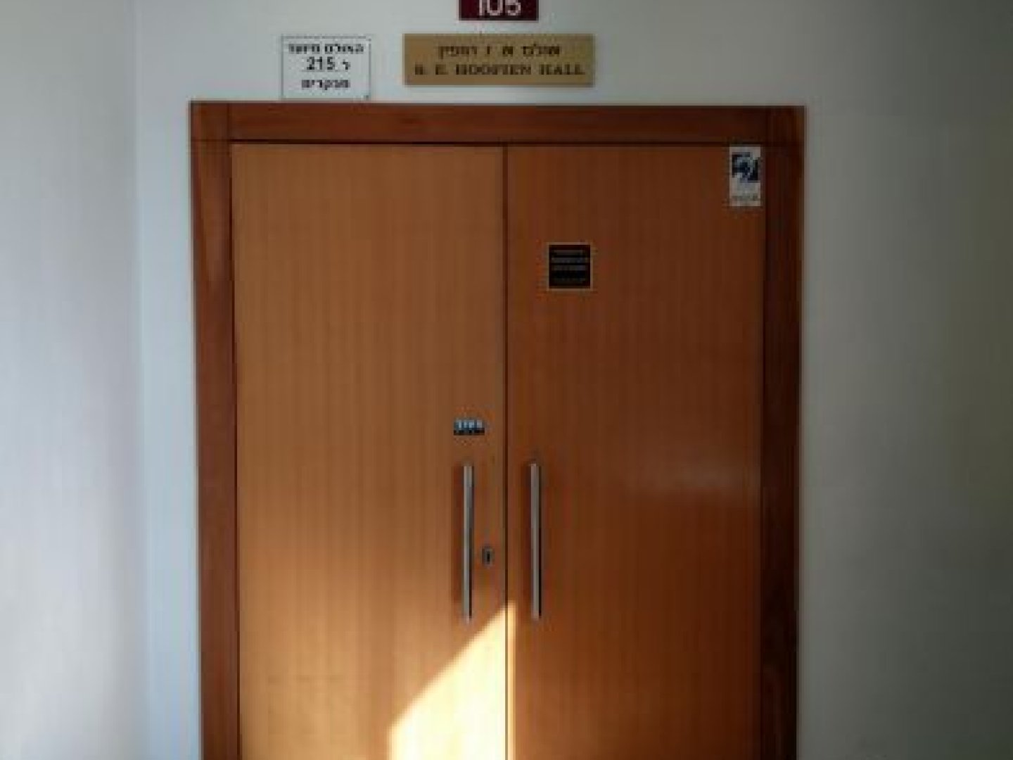 אוניברסיטת תל-אביב - טרובוביץ - משפטים - חדר 105 אולם הופין - תמונה 1