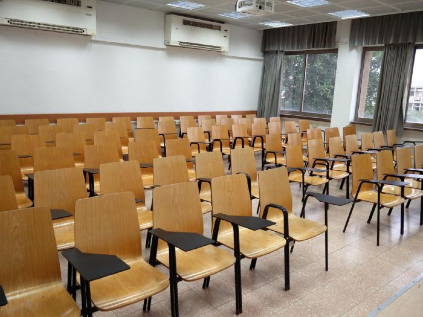 אוניברסיטת תל-אביב - טרובוביץ - משפטים - חדר 206 - תמונה 2