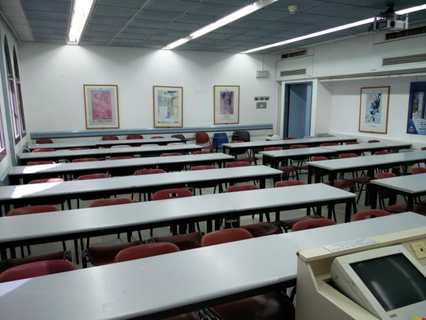 אוניברסיטת תל-אביב - כיתות חשמל - חדר 206 - תמונה 2