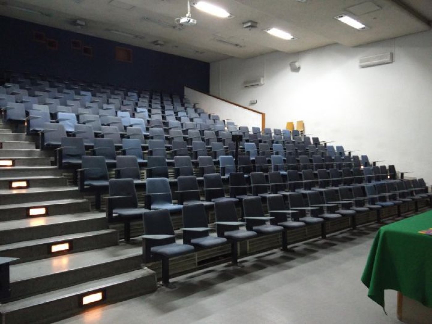 אוניברסיטת תל-אביב - שנקר - פיזיקה - חדר אולם לב - תמונה 2
