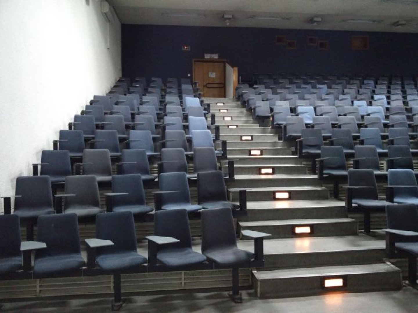 אוניברסיטת תל-אביב - שנקר - פיזיקה - חדר אולם לב - תמונה 3